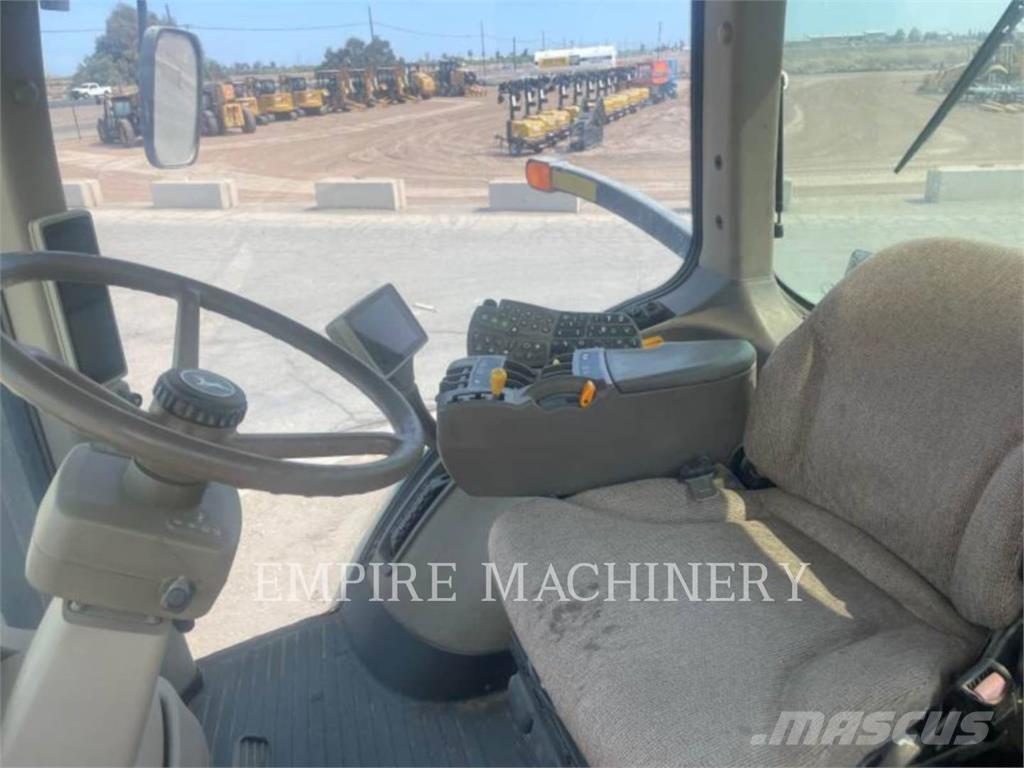 John Deere 8320R الجرارات