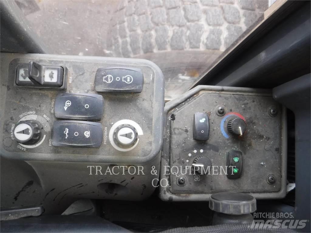 John Deere 872GP معدات تمهيد الطرق