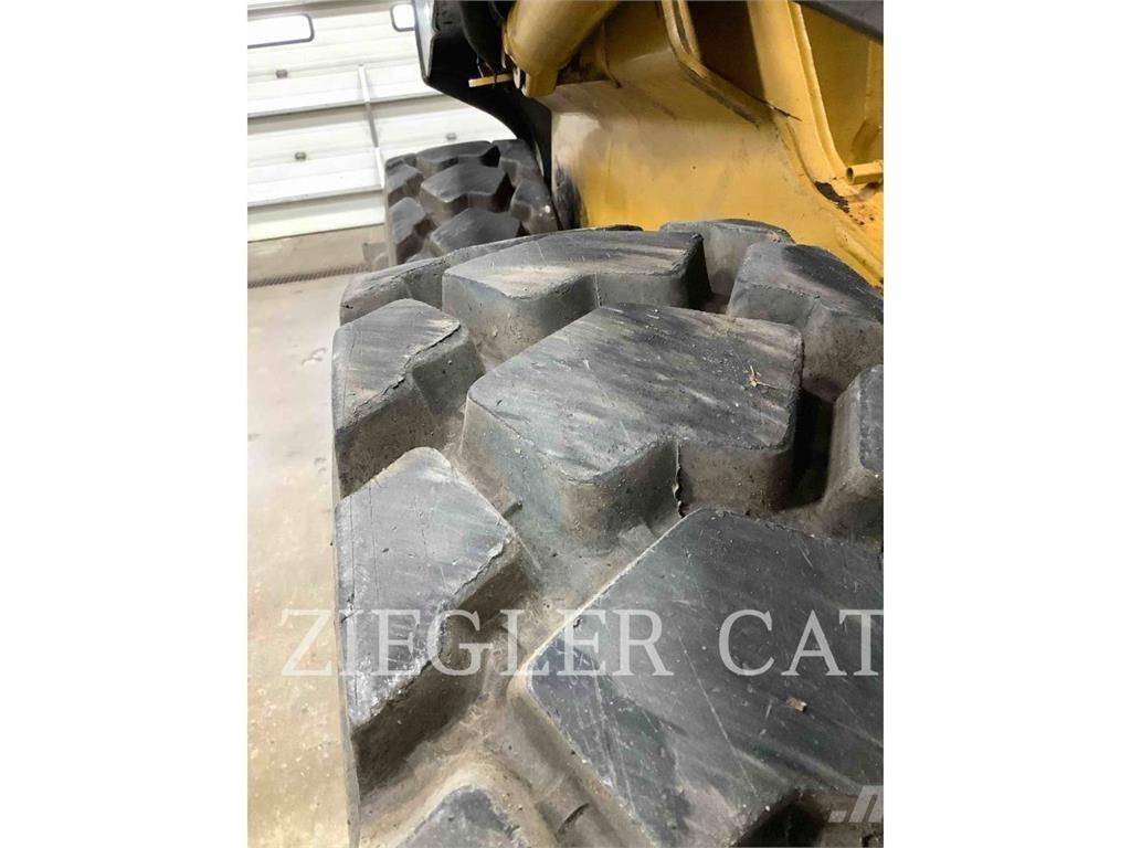 John Deere & CO. 320 D لوادر انزلاقية التوجيه