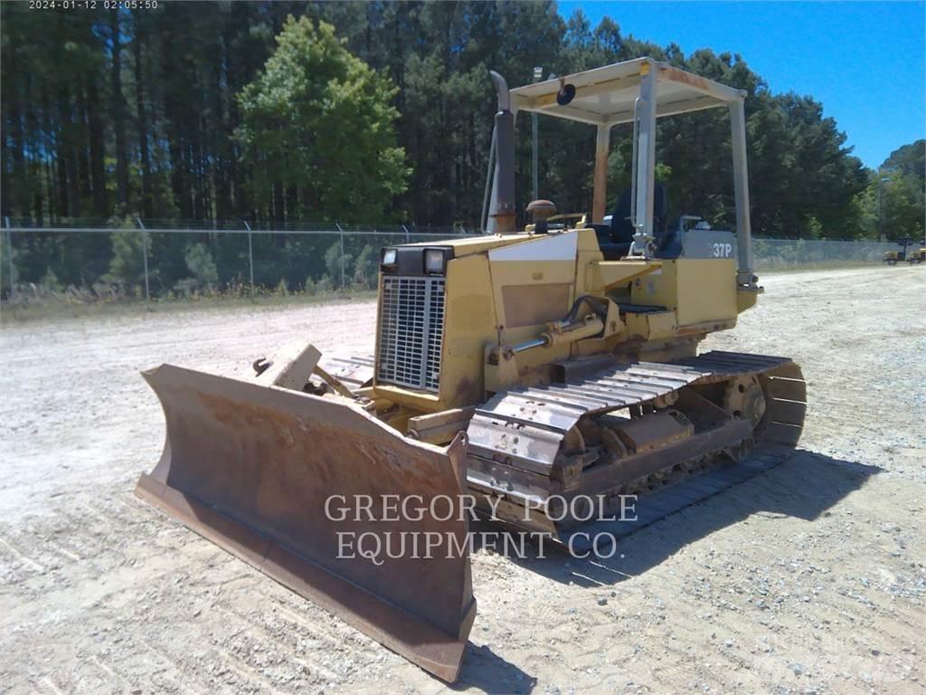 Komatsu D37P-5 بلدوزرات مجنزرة