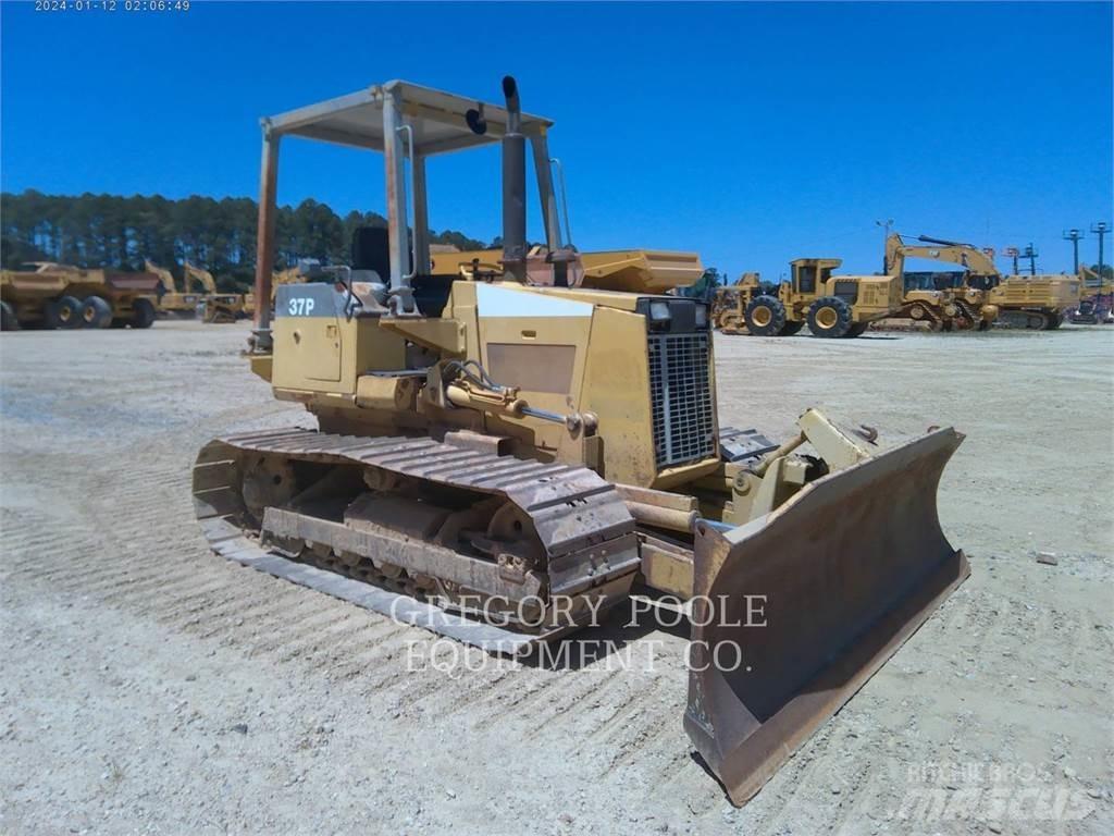 Komatsu D37P-5 بلدوزرات مجنزرة