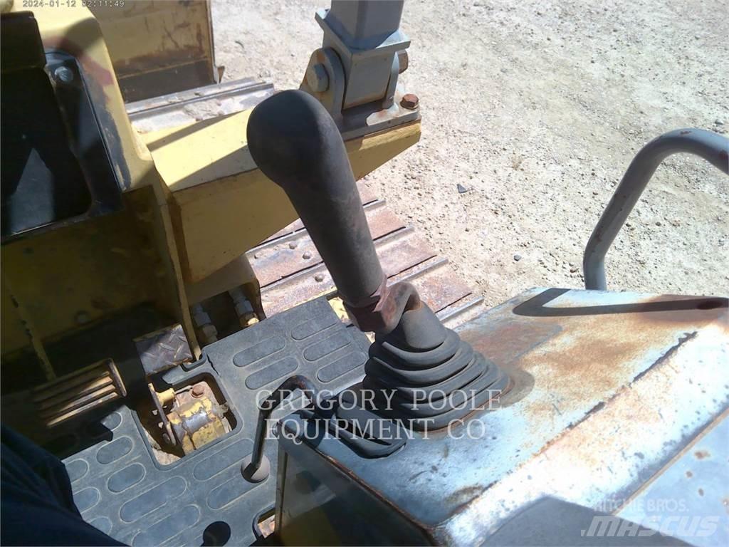Komatsu D37P-5 بلدوزرات مجنزرة