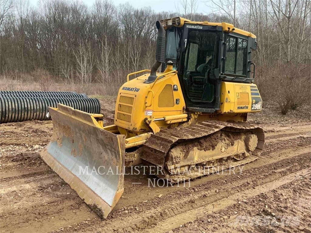 Komatsu D39EX-24 بلدوزرات مجنزرة