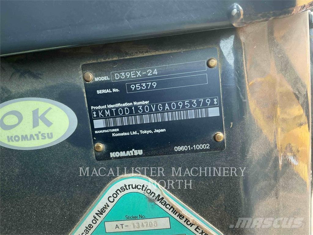 Komatsu D39EX-24 بلدوزرات مجنزرة