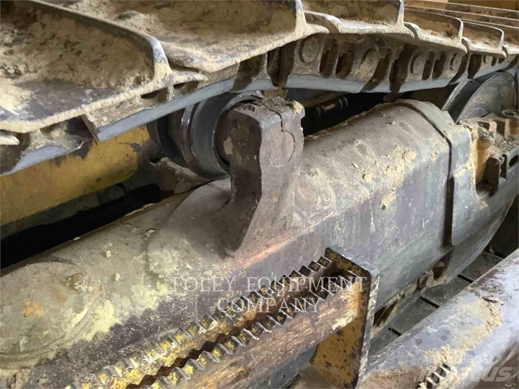 Komatsu D65EX17 بلدوزرات مجنزرة