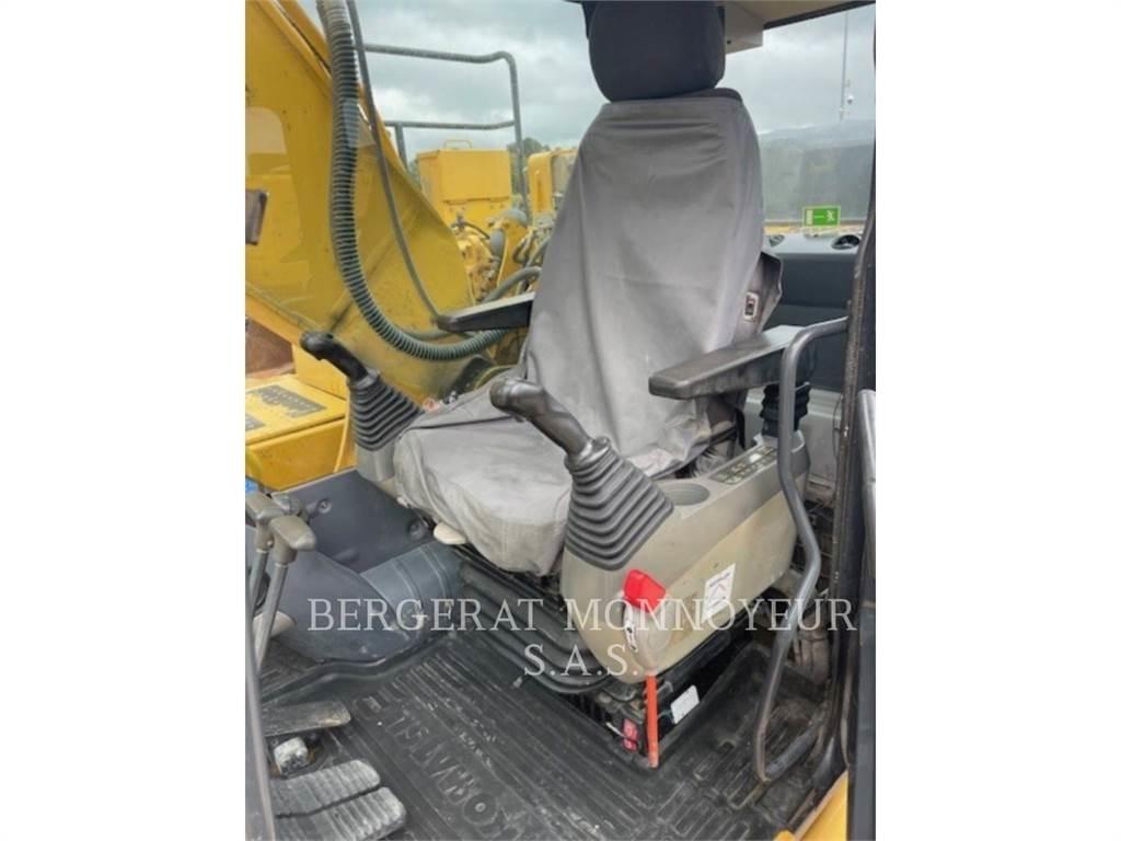 Komatsu HB215 حفارات زحافة