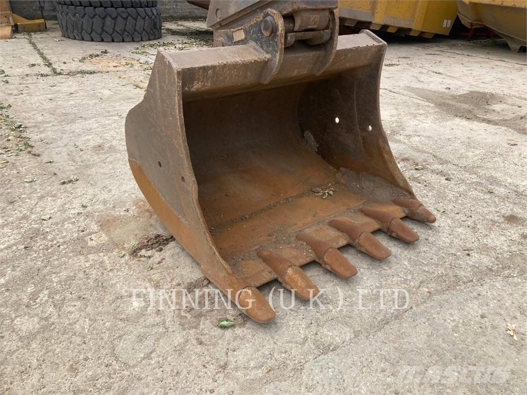 Komatsu PC210-11E0 حفارات زحافة