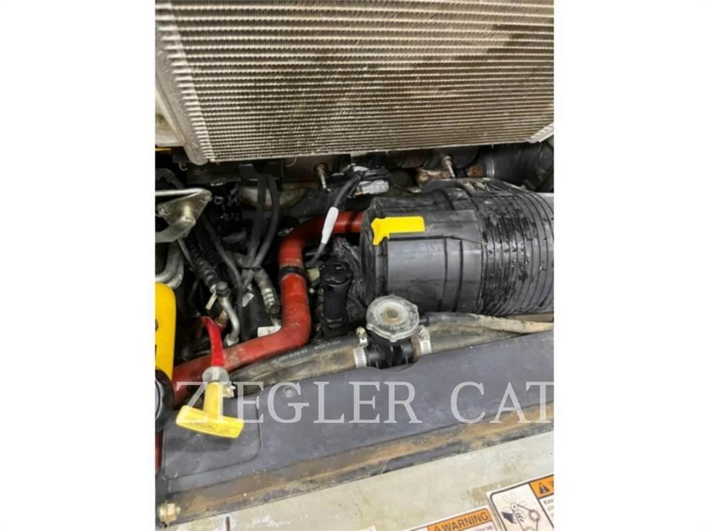 New Holland L220 لوادر انزلاقية التوجيه