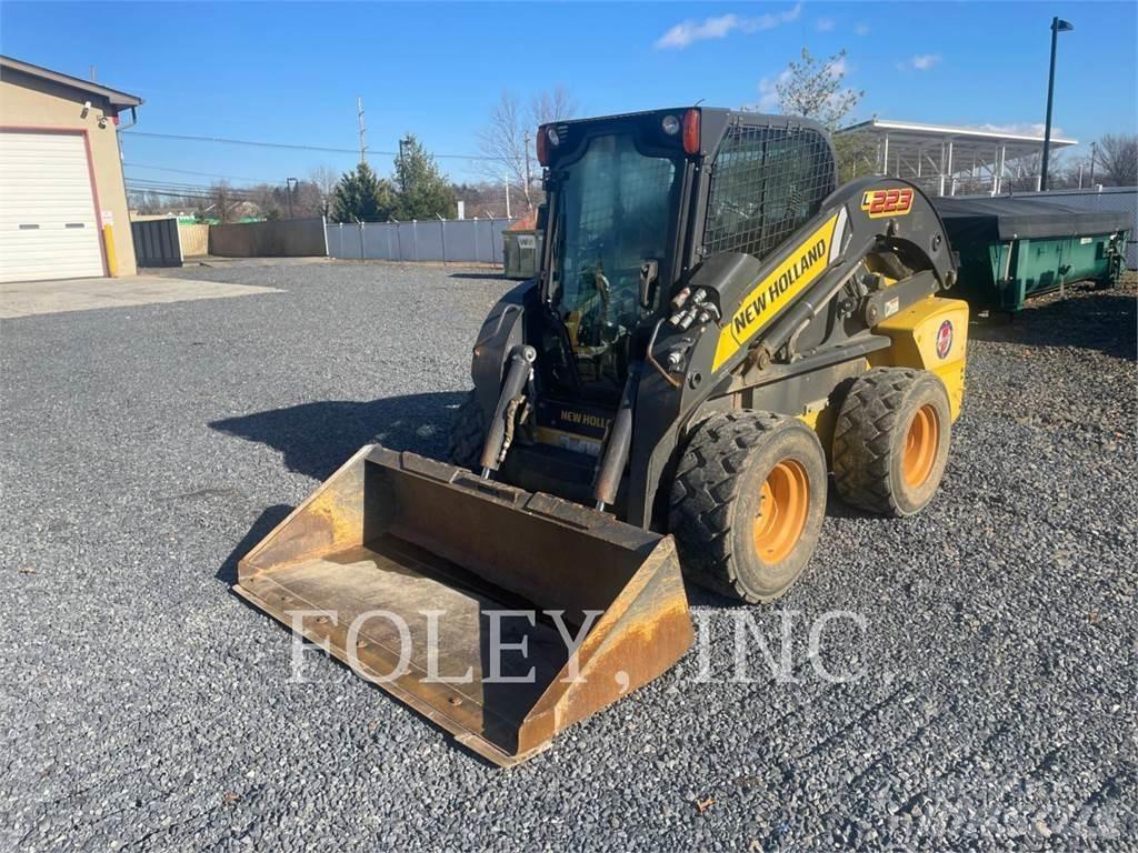 New Holland L223 لوادر انزلاقية التوجيه