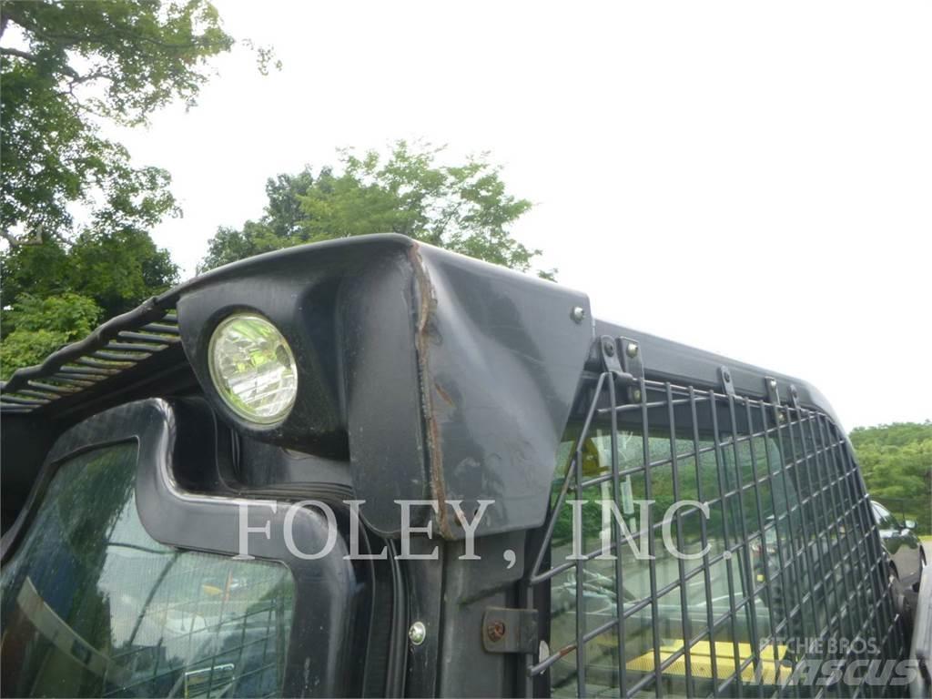 New Holland L228 لوادر انزلاقية التوجيه