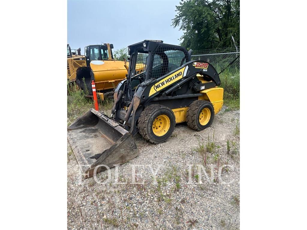 New Holland L228 لوادر انزلاقية التوجيه