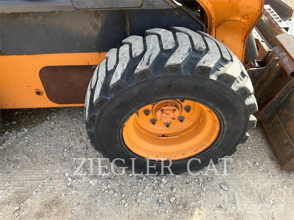 New Holland SV250 لوادر انزلاقية التوجيه