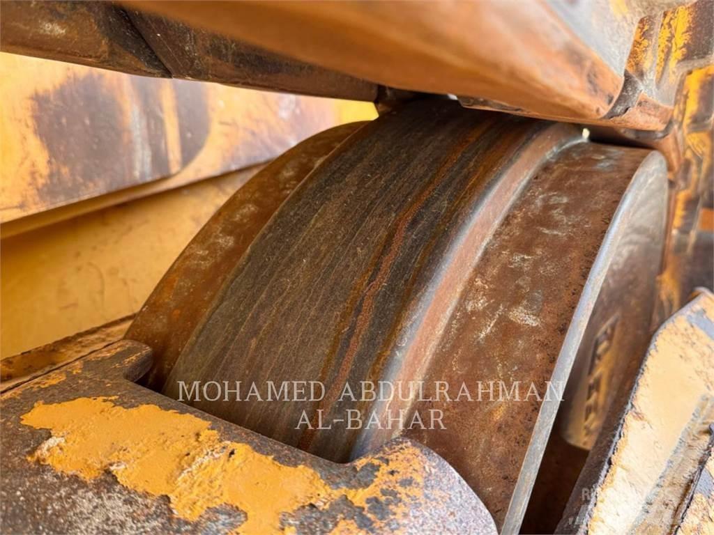 SEM MACHINERY SEM832 بلدوزرات مجنزرة