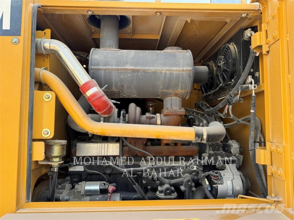 SEM MACHINERY SEM921 معدات تمهيد الطرق