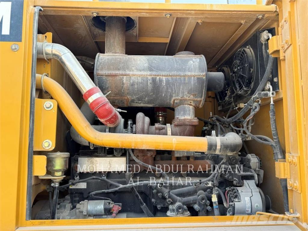 SEM MACHINERY SEM921 معدات تمهيد الطرق