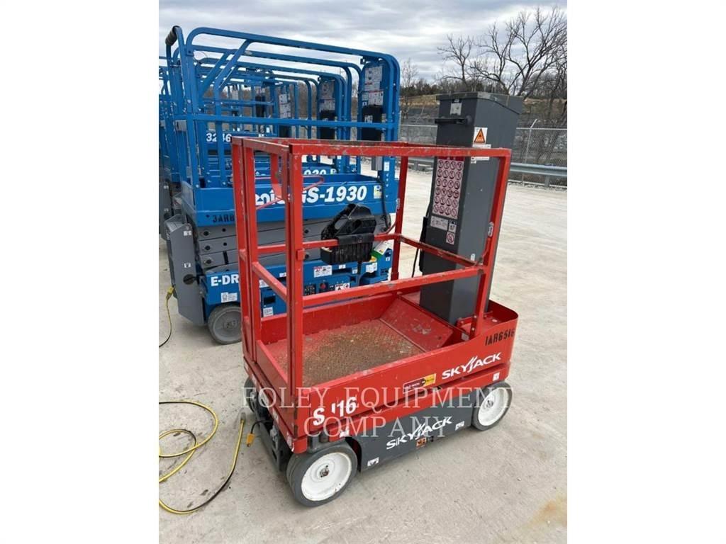 Skyjack (OBSOLETE) SJ16 رافعات مقصية الشكل