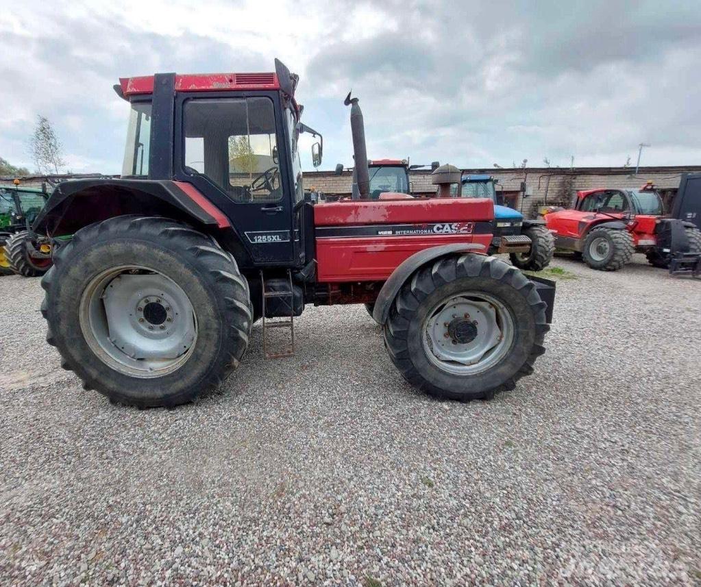 Case IH 1255 XL الجرارات