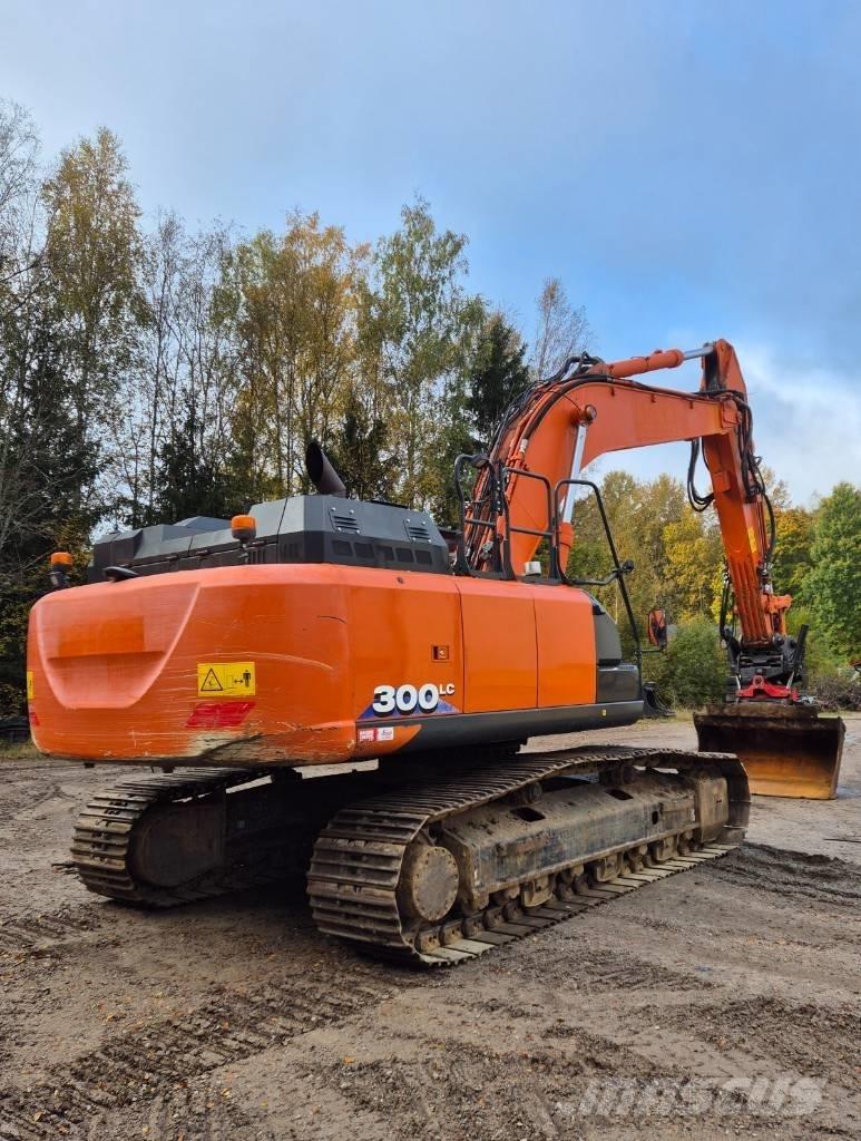 Hitachi ZX 300 LC-6 حفارات زحافة