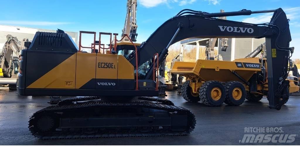 Volvo EC 250 E L حفارات زحافة
