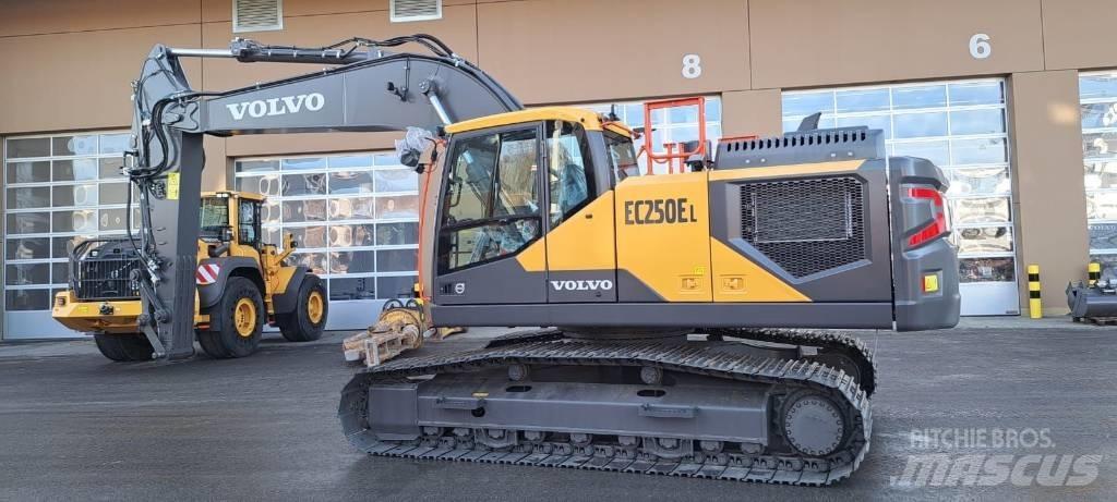 Volvo EC 250 E L حفارات زحافة