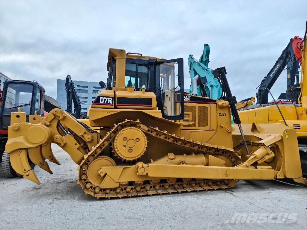 CAT D 7 R بلدوزرات مجنزرة