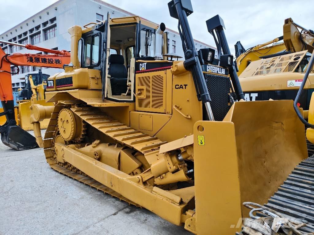 CAT D 7 R بلدوزرات مجنزرة