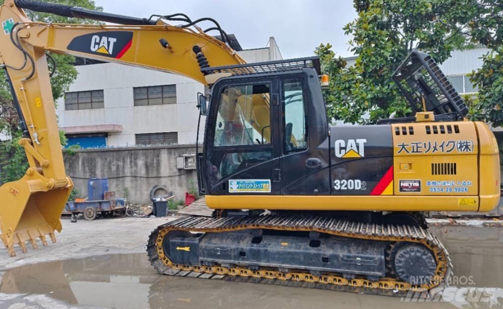 CAT 320 D2 حفارات زحافة