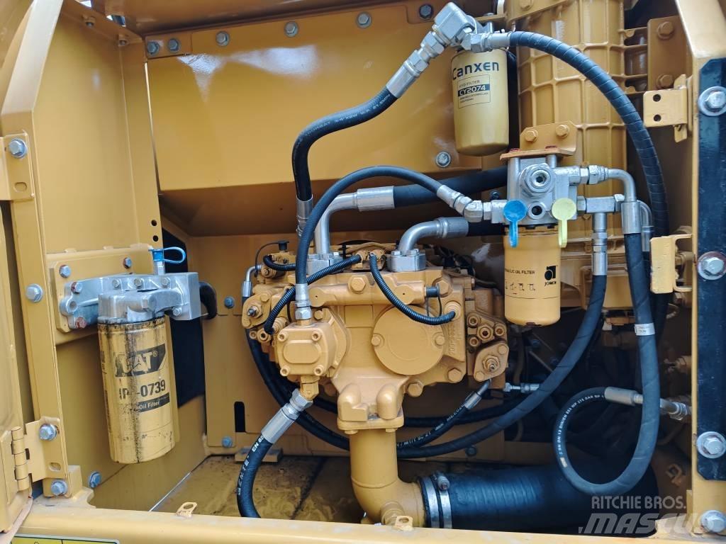 CAT 320 D2 حفارات زحافة