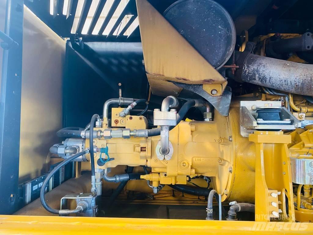 CAT M 318 D حفارات بعجل