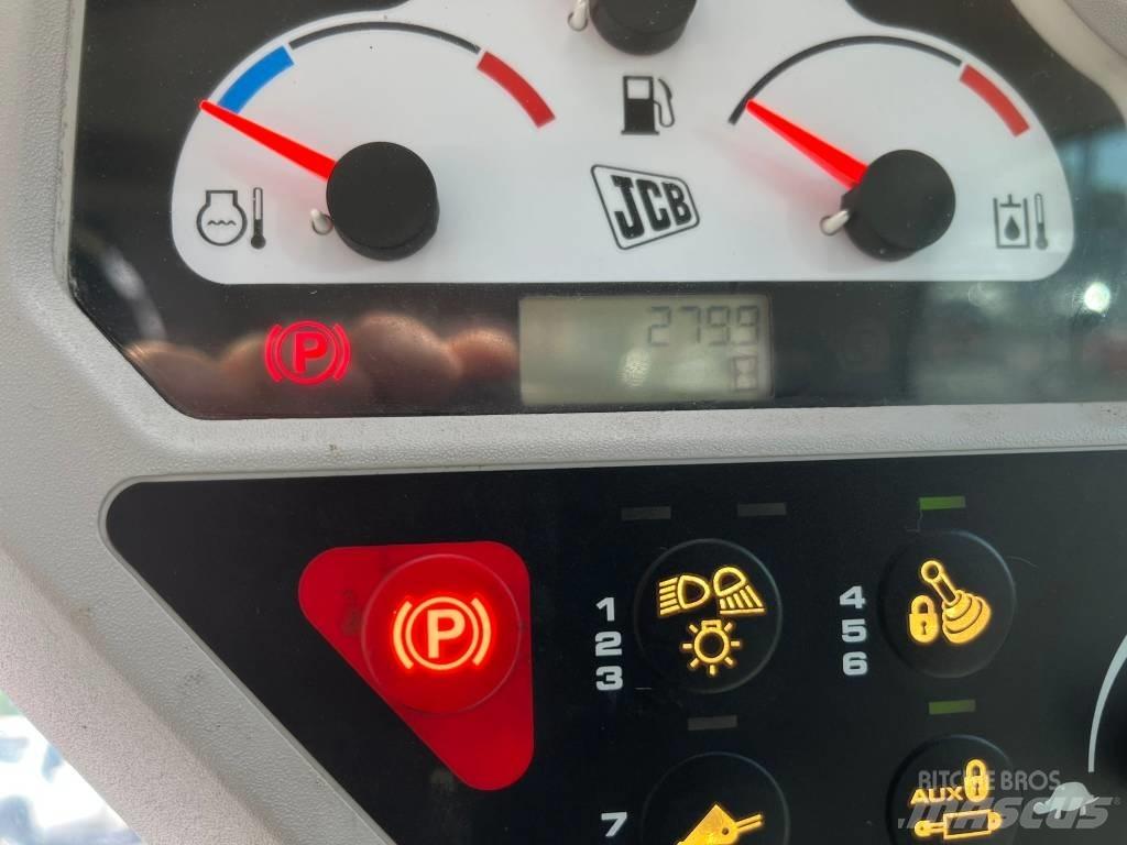 JCB 300 T لوادر انزلاقية التوجيه