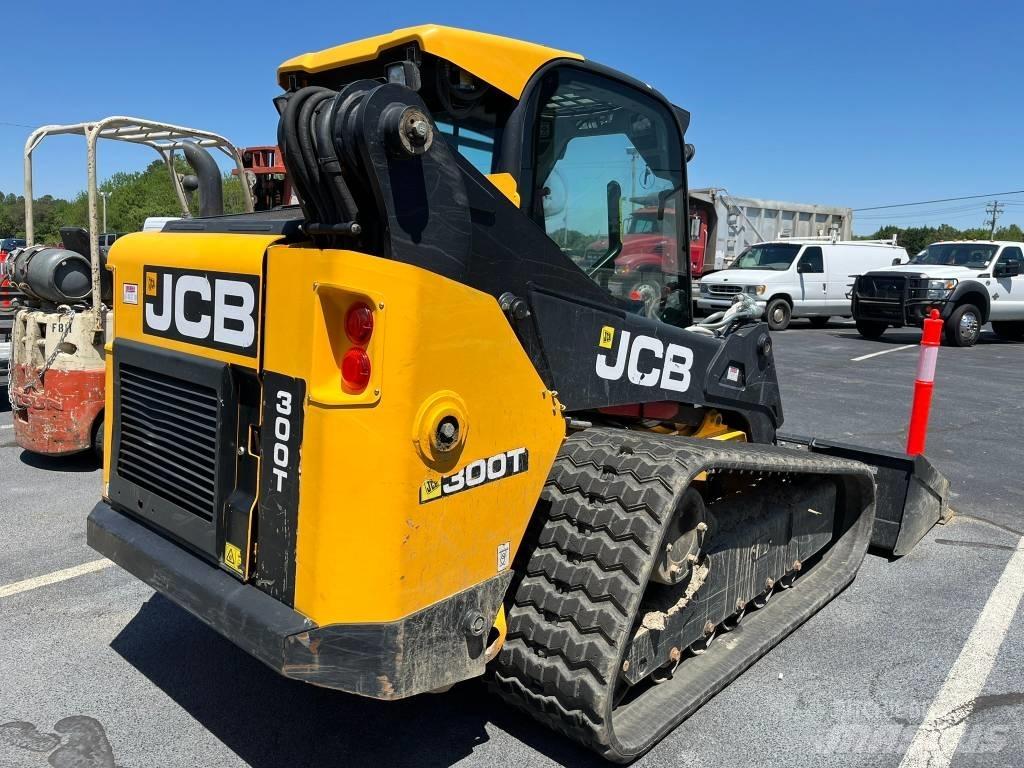 JCB 300 T لوادر انزلاقية التوجيه