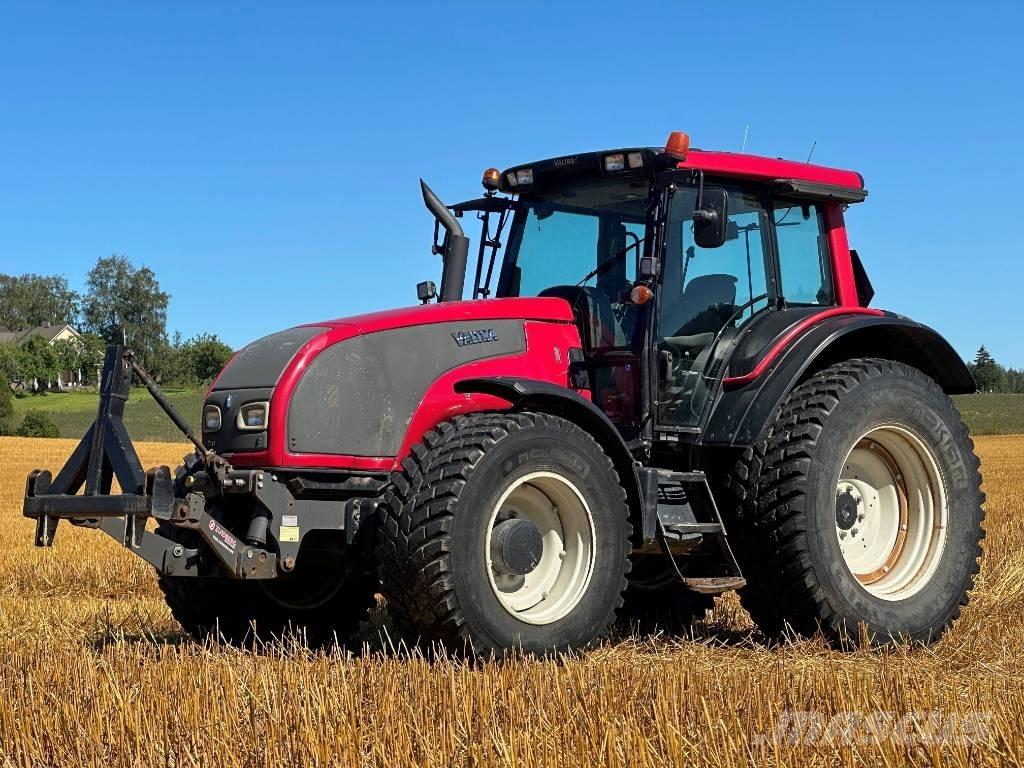 Valtra T 151 الجرارات