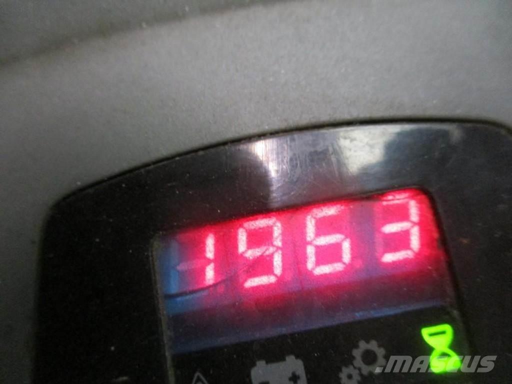 Toyota LPE 200 رافعة منخفضة المستوى ذات منصة