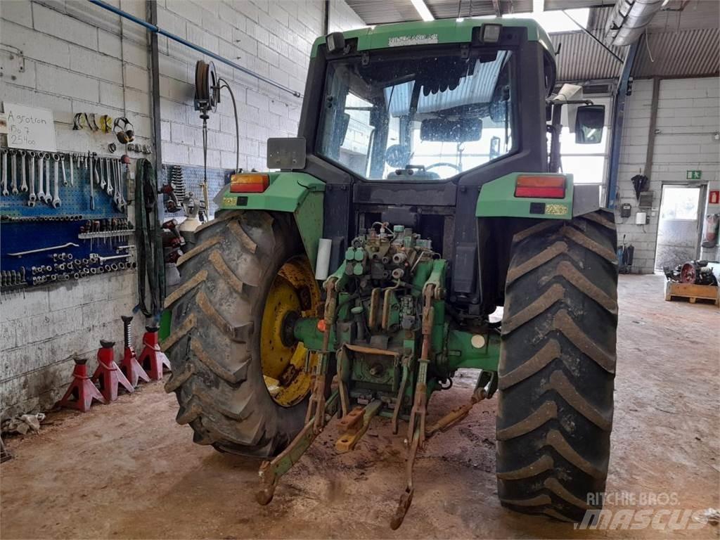 John Deere 6310 الجرارات