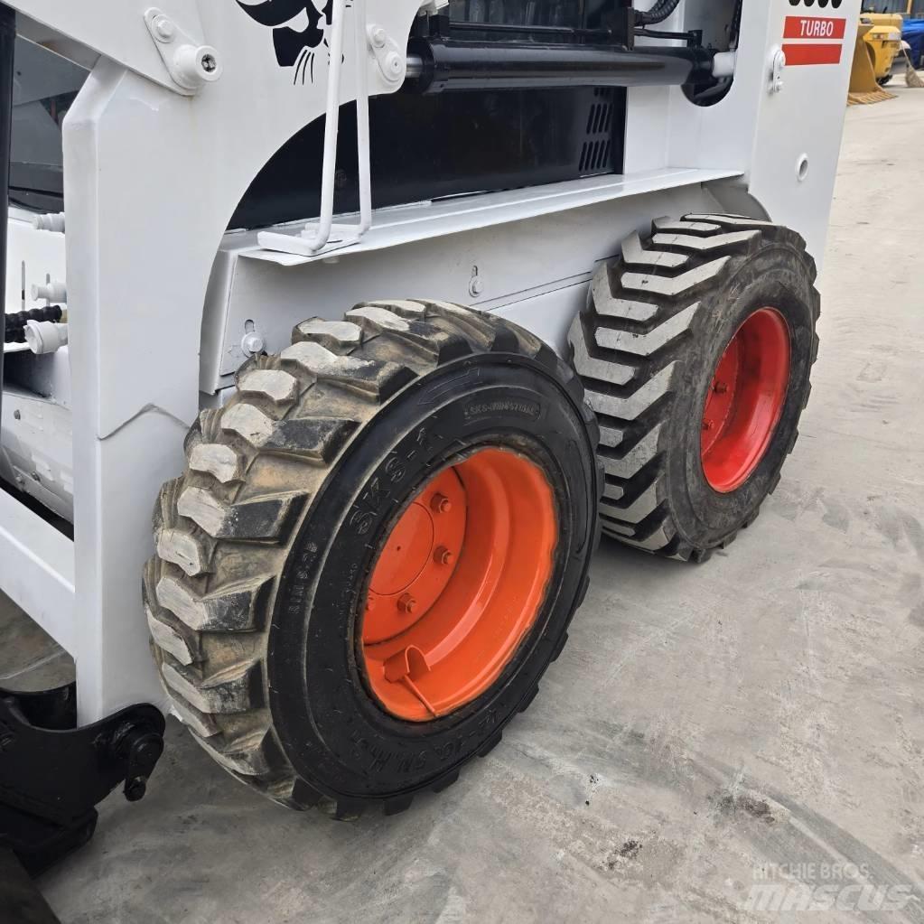 Bobcat S 300 لوادر انزلاقية التوجيه