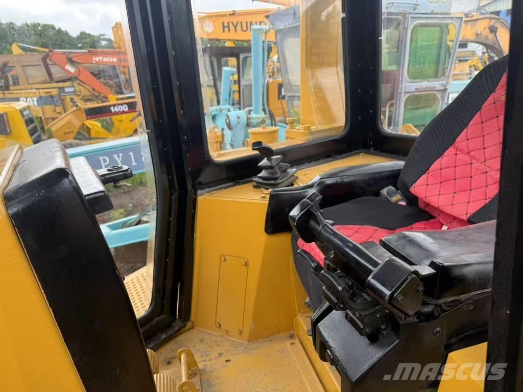 CAT D 6 R بلدوزرات مجنزرة