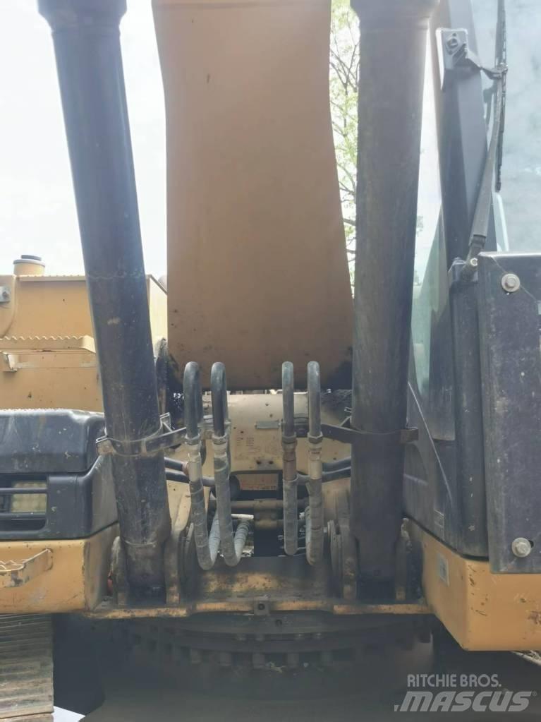 CAT 320 D L حفارات زحافة