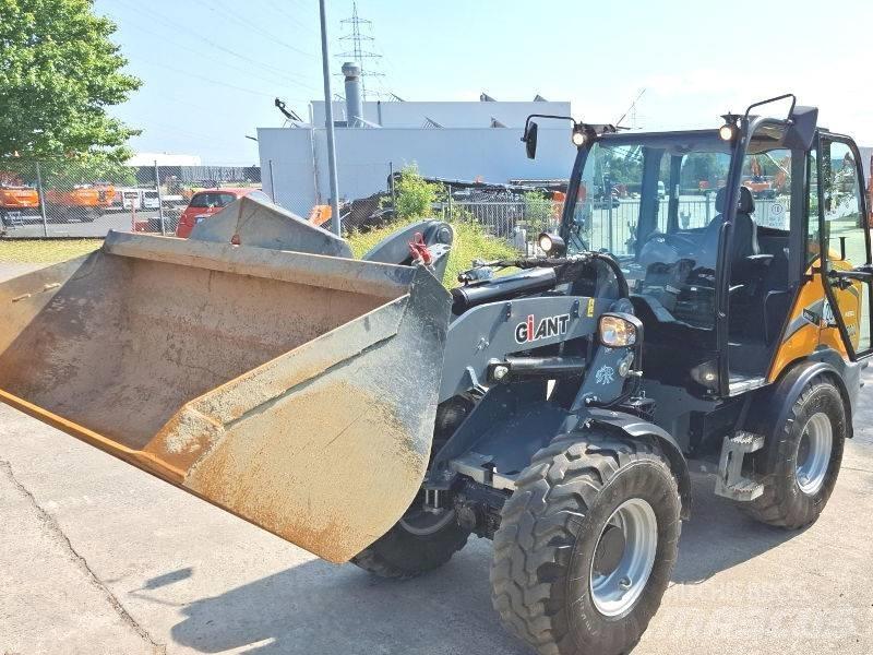 Giant G 5000 X-Tra لوادر انزلاقية التوجيه