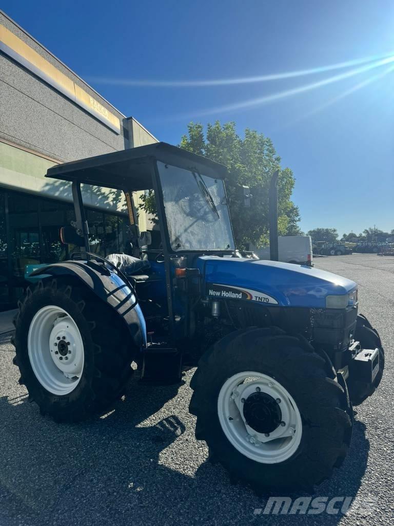 New Holland TN 70 الجرارات
