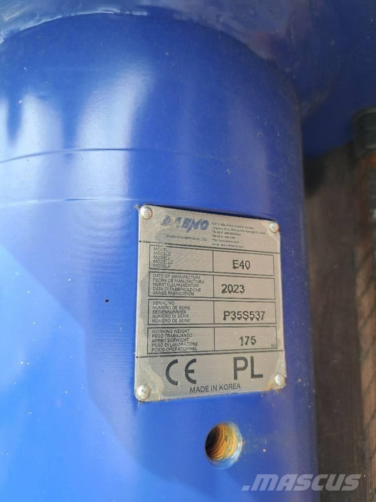 Daemo E40 with CW05 مطارق / كسارات