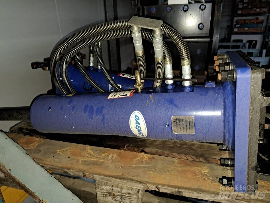 Daemo E40 with CW05 مطارق / كسارات