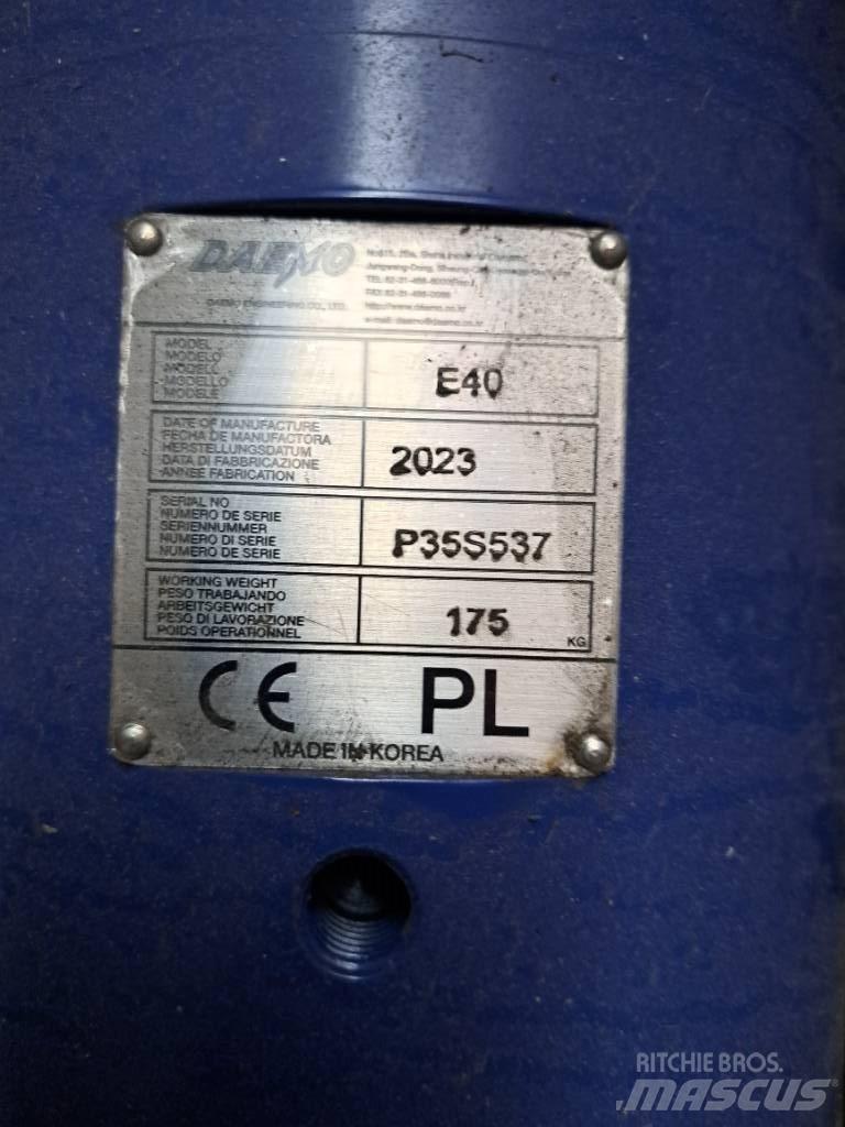 Daemo E40 with CW05 مطارق / كسارات