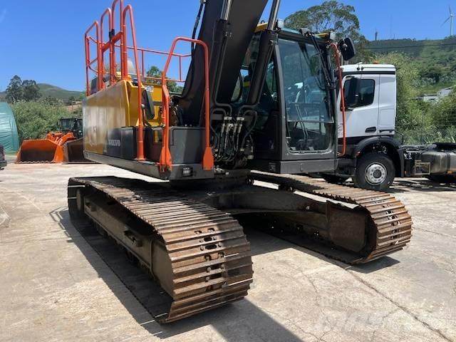 Volvo EC 200 E حفارات زحافة