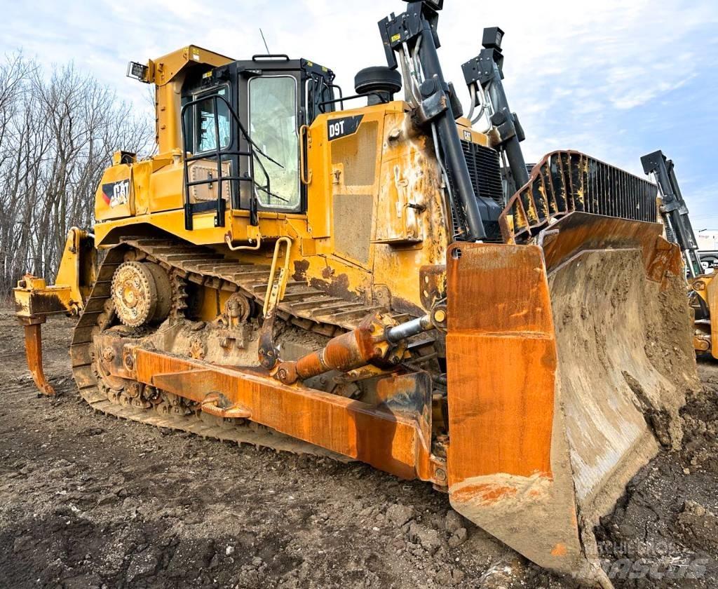 CAT D 9 T بلدوزرات مجنزرة