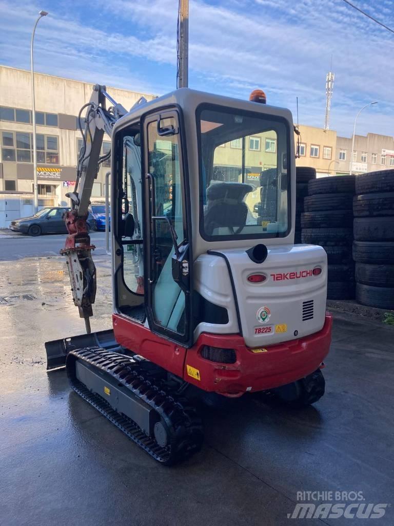 Takeuchi TB 225 حفارات صغيرة أقل من 7 طن (حفارات صغيرة)