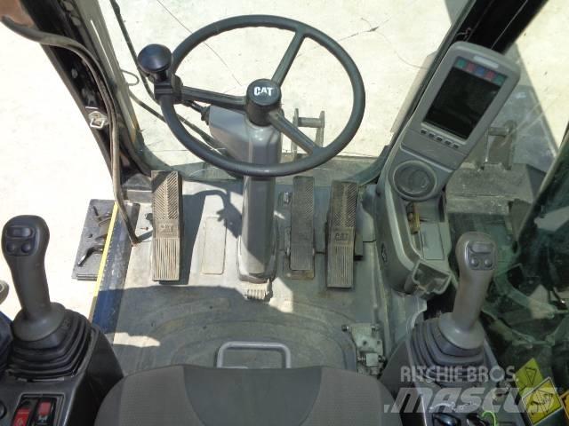 CAT M 318 D حفارات بعجل