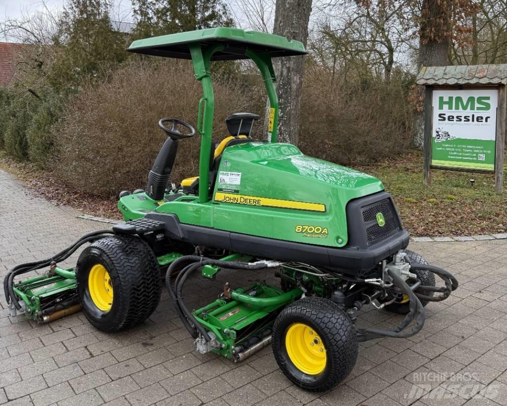 John Deere 8700 A ماكينات جز العشب