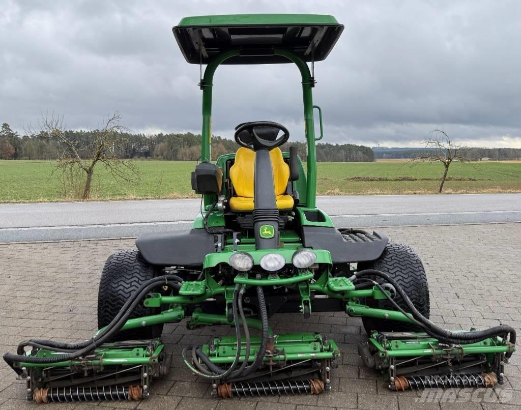 John Deere 8700 A ماكينات جز العشب