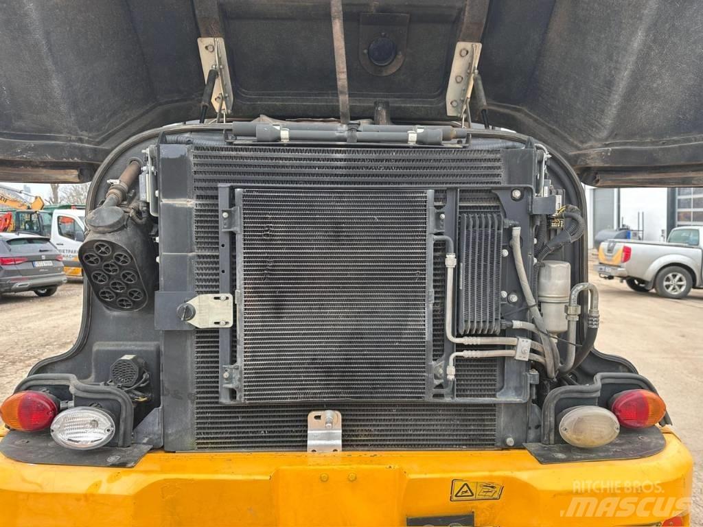 JCB TM 320 S مناولات متداخلة