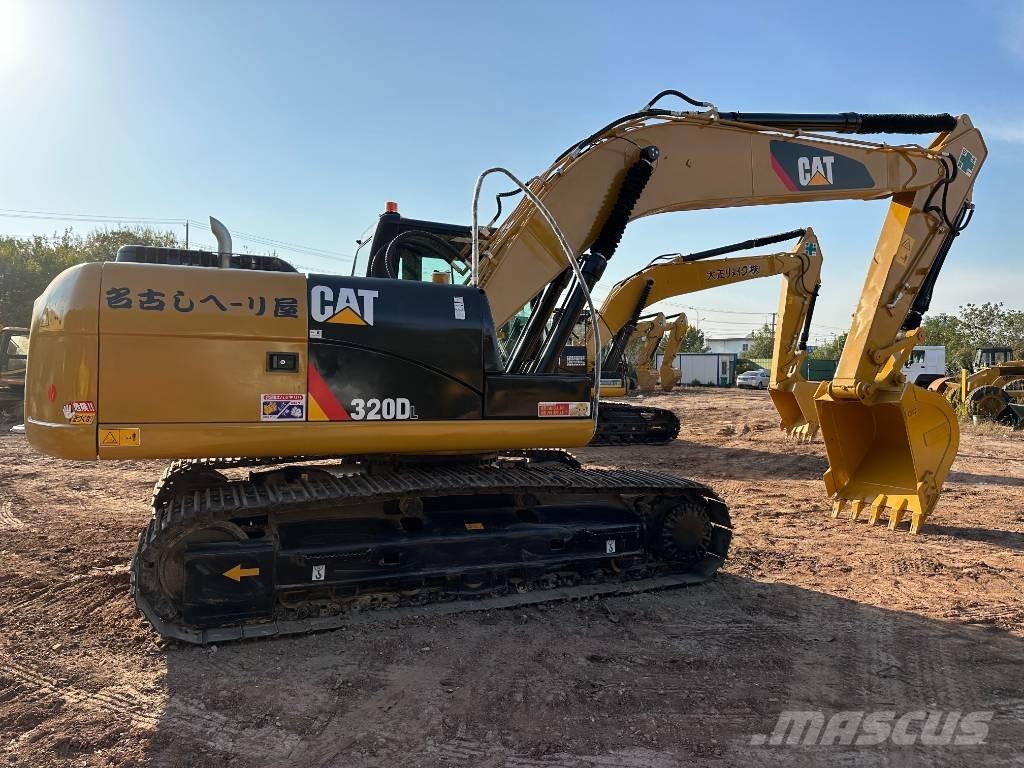 CAT 320 D L حفارات زحافة